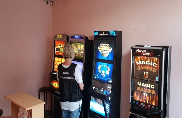 {Funkcjonariusze Służby Celno-Skarbowej zatrzymali 13 nielegalnych automatów do gier.}