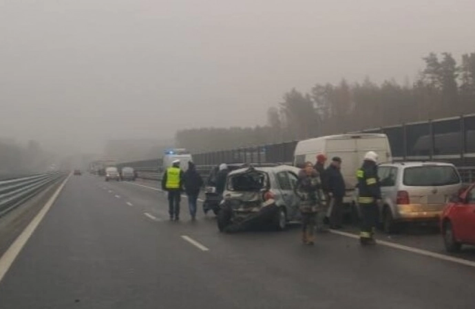 {18 samochodów zderzyło się w sobotę rano na drodze S51 pomiędzy Olsztynkiem a Olsztynem.}