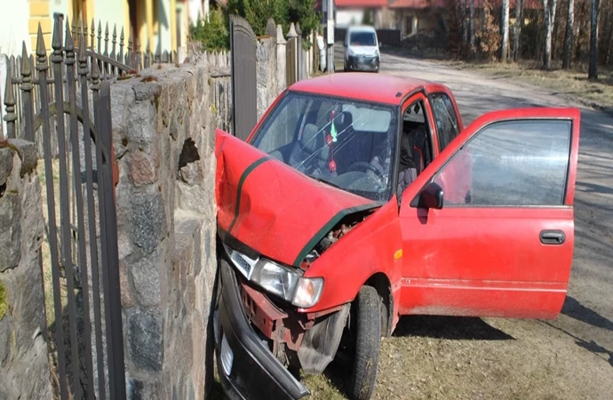 {W Wągliku niedaleko Pisza kierowca bez prawa jazdy spowodował wypadek, w którym ucierpiała jedna z jego pasażerek.}