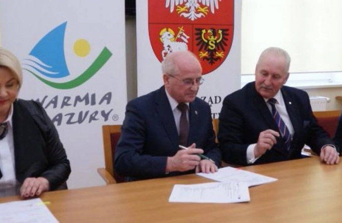 {Marszałek województwa warmińsko-mazurskiego podpisał kolejne umowy na dofinansowanie z Regionalnego Programu Operacyjnego na lata 2014-2020.}