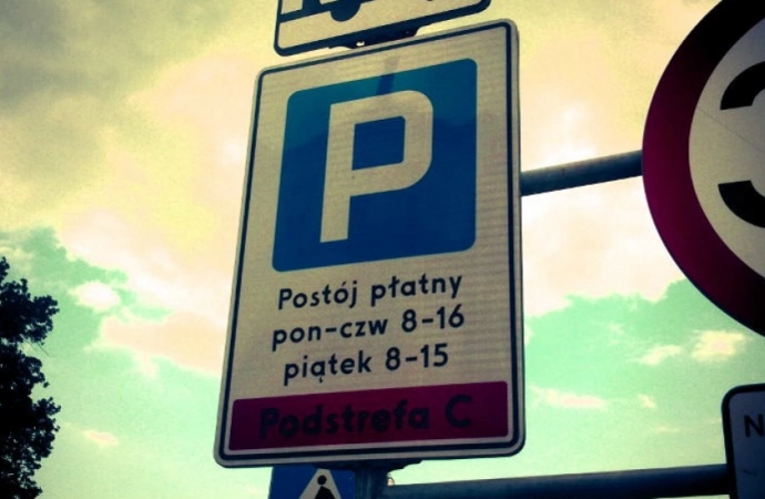 {Wojewoda warmińsko-mazurski uchylił część uchwały dotyczącej opłat za parkowanie w Olsztynie.}