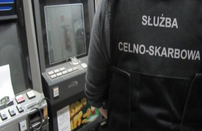 {Funkcjonariusze celno-skarbowi z Elbląga szukali nielegalnych automatów do gier. Znaleźli je - a oprócz nich także środki odurzające}